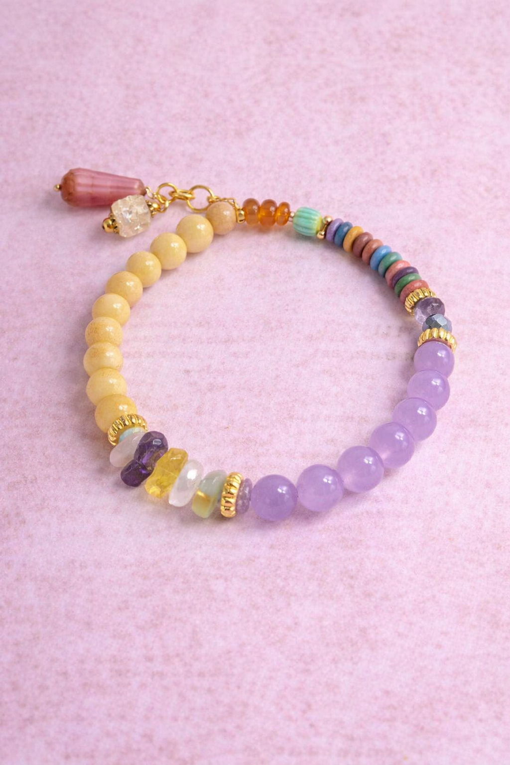 Handgemachtes buntes Perlenarmband mit Glas- und Steinperlen sowie dekorativem Glasanhänger